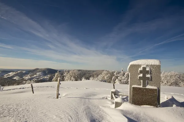 Monumento ai caduti sotto la neve in Francia — Foto Stock