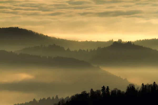 Panoramablick auf den Mittelgebirgszug im Sonnenuntergang — Stockfoto