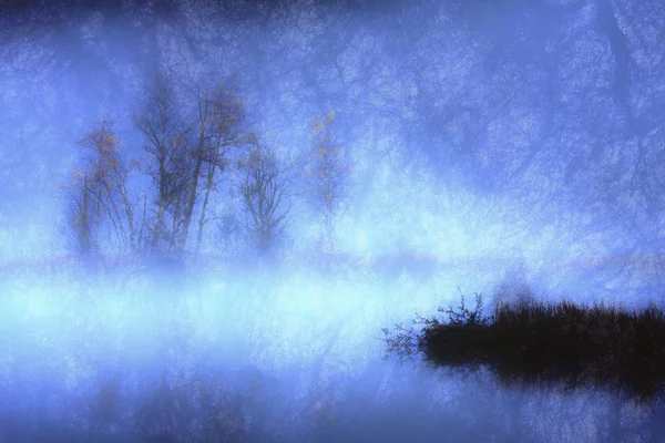 Gün doğumundan gerçekdışı bir atmosferde bir dağ gölü — Stok fotoğraf