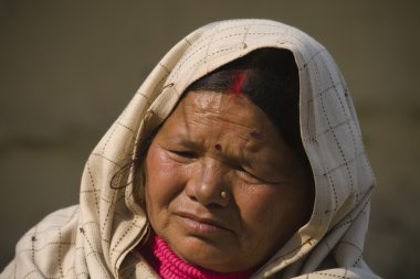 yaşlı kadın, Nepalce yüz, tharu kültür, Batı nepal