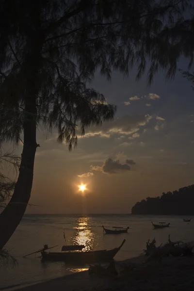 Sunrise in Thailand island beach with fishing boat — Stock Photo, Image