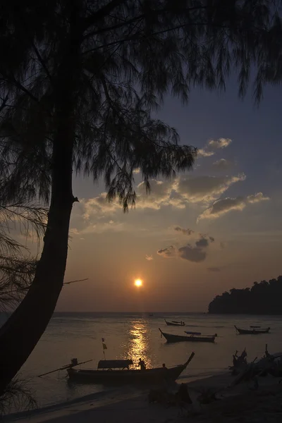 Lever de soleil en Thaïlande île plage avec bateau de pêche — Photo