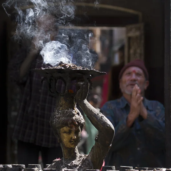 Velho rezando piedade Parvati com incens ardentes — Fotografia de Stock