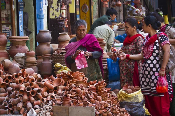 陶磁器の鍋を購入する女性はどこの陶芸市場 — ストック写真