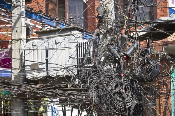 Configuração de energia elétrica bagunçada - Kathmandu, Nepal — Fotografia de Stock