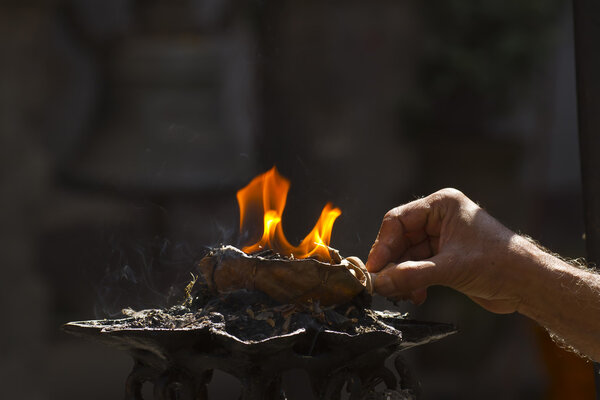 Сожжение благовоний для приношения в буддийском храме
