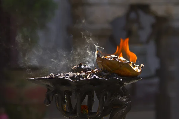 Brennende Räucherstäbchen für Opfergaben im buddhistischen Tempel — Stockfoto