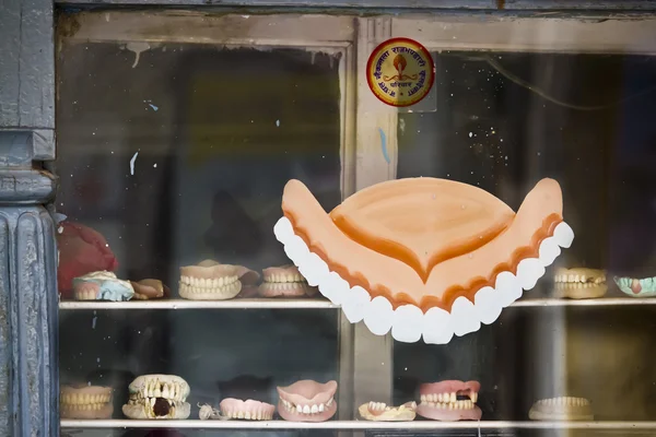 Dentaduras em segunda mão na loja de janelas do dentista — Fotografia de Stock