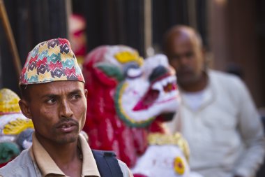 Nepal delikanlı Dubar kare tapınakta oturuyor