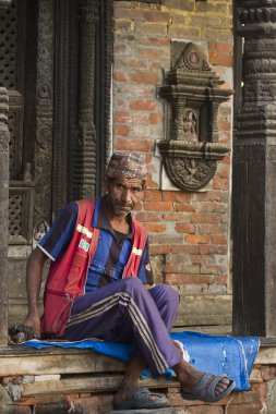 Nepal adam Dubar kare tapınakta oturuyor