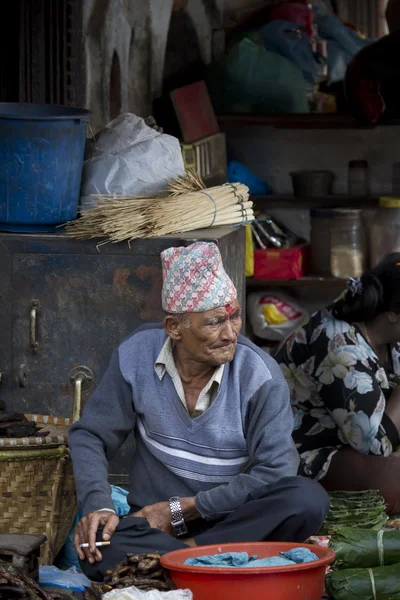 Viejo hombre nepali vendiendo en el mercado de Katmandú —  Fotos de Stock