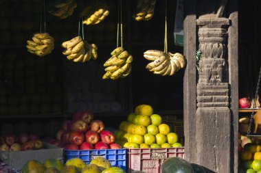 Nepalce pazara, kahmandu dükkanında meyve