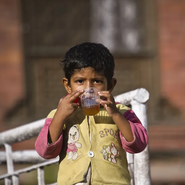 Niño nepali no identificado bebiendo té — Foto de Stock