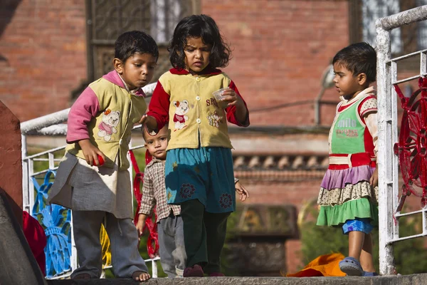 Anak perempuan dan anak laki-laki nepali tak dikenal di Kathamandu, Nepal — Stok Foto