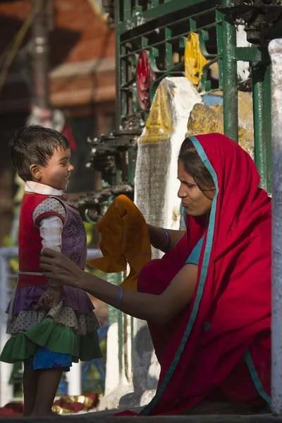 Nepali mulher cuidando de seu filho — Fotografia de Stock