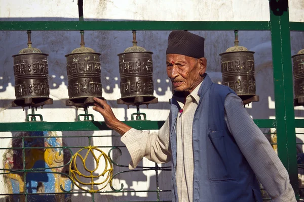 Old nepali man in Soyambunath buddhist temple — Stock Photo, Image