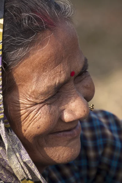 Porträtt av gammal kvinna från taru kultur — Stockfoto