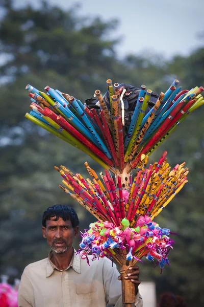 Zabawki indyjski sprzedawca - Festiwal Elephant, chitwan 2013, nepal — Zdjęcie stockowe