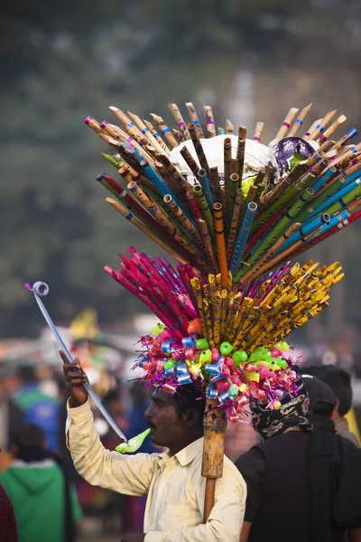 Vendedor de juguetes indio - Festival del elefante, Chitwan 2013, Nepal — Foto de Stock