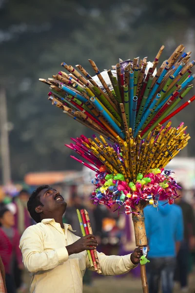 Vendedor de juguetes indio - Festival del elefante, Chitwan 2013, Nepal — Foto de Stock