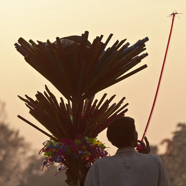 Vendeur de rue indien avec jouets et flûtes — Photo