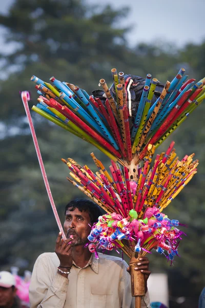 Vendedor de juguetes indio - Festival del elefante, Chitwan 2013, Nepal — Foto de Stock