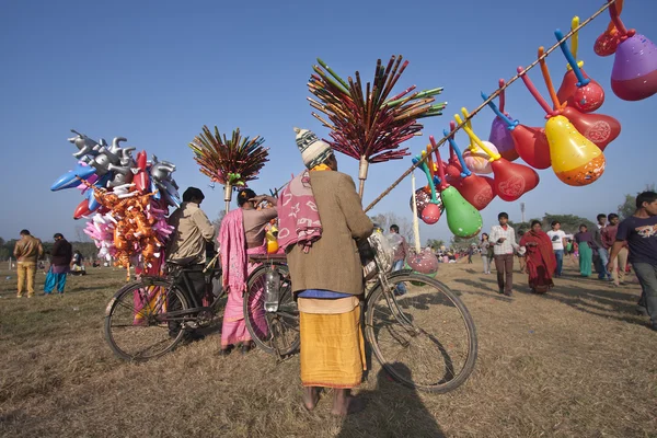 Jouets indiens vendeur de rue au Népal — Photo