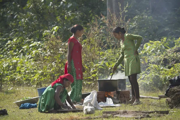 Taru kvinnor matlagning i nepal — Stockfoto