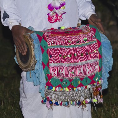 terai, nepal geleneksel taru davul çalar