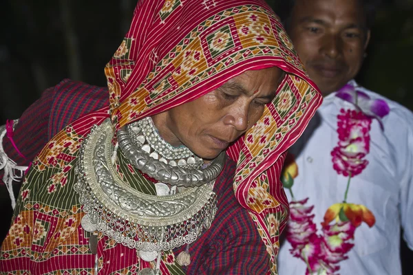 Nepali taru mulher vestindo roupas tradicionais e jóias durante programa de dança cultural — Fotografia de Stock