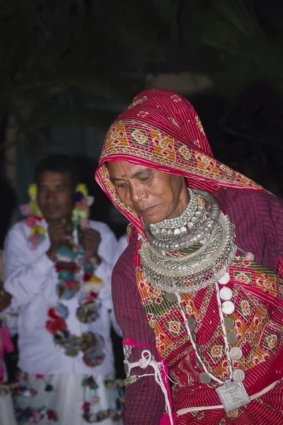 Nepali taru mulher vestindo roupas tradicionais e jóias durante programa de dança cultural — Fotografia de Stock