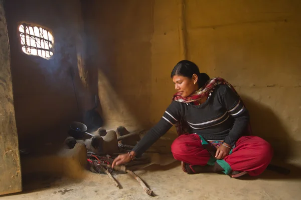 木桶尼泊尔妇女在传统厨房烹饪 — 图库照片