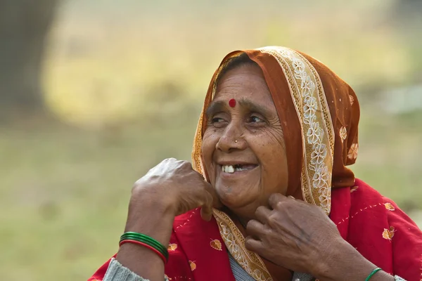 Retrato de la mujer nepalí riendo — Foto de Stock