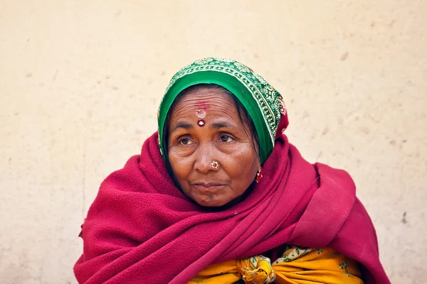 Женщина Тару в теплой одежде — стоковое фото