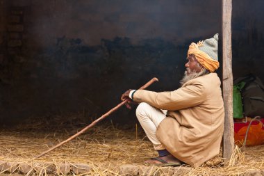 bardia, nepal oturan çok eski zavallı taru adam
