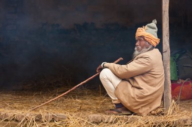 bardia, nepal oturan çok eski zavallı taru adam