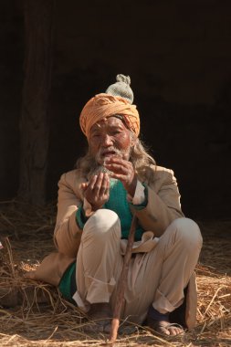 bardia, nepal maggy Festivali sırasında eski Nepal Brahman oturma