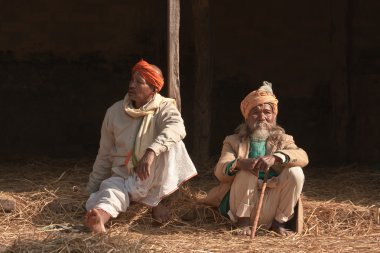 bardia, nepal maggy Festivali sırasında iki Nepalce Brahman oturma