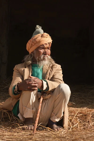 Alter nepali brahmane sitzt während des maggy festivals in bardia, nepal — Stockfoto