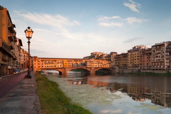 Ponte vecchio Nehri üzerinde arno, Floransa — Stok fotoğraf