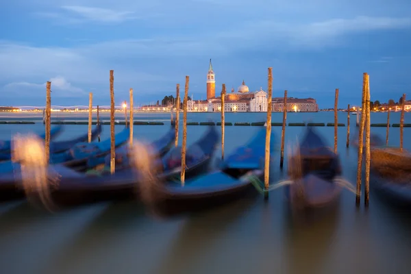 Gondole in movimento a Venezia — Foto Stock