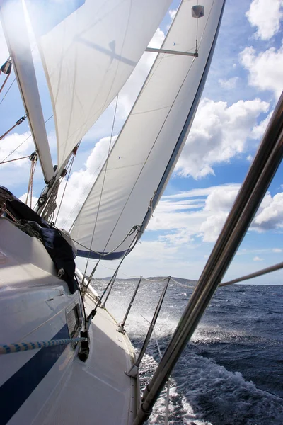 Navegación en mar azul — Foto de Stock