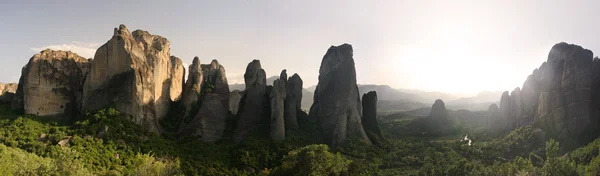Pinakels van stenen in meteora landschap panorama — Stockfoto