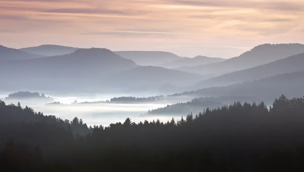 Mist on hills in morning landscape — Stock Photo, Image