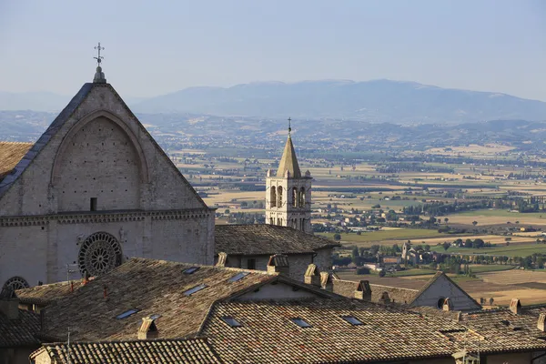 Assisi tetők és kémények, umbria Kilátás zöldövezetre — Stock Fotó