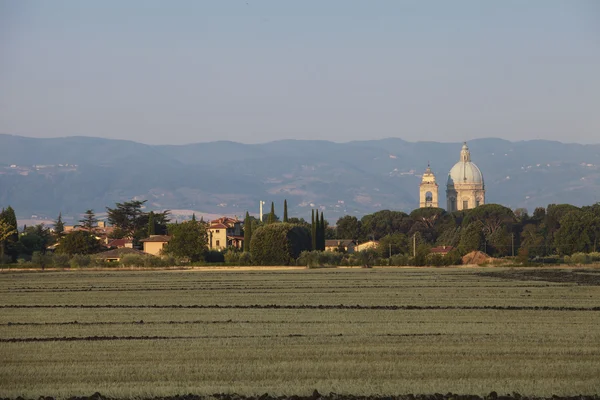 Umbria igreja perto de Assisi campo vista Itália — Fotografia de Stock