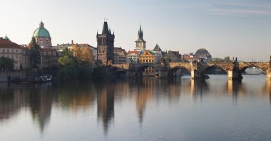 Prag'daki Charles bridge panorama olarak günbatımı, Çek Cumhuriyeti, eur