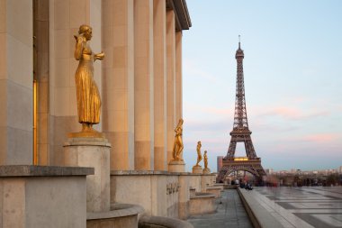 Paris, heykeller üzerinde trocadero Eyfel Kulesi görünümü, Fransa, e