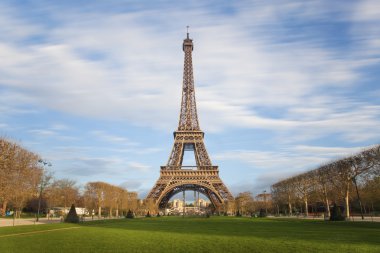 bulutlar hareketli mavi gökyüzü, paris Eyfel Kulesi