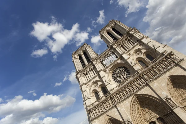 Dramatik mavi gökyüzü ile Paris'teki Notre dame Katedrali — Stok fotoğraf